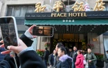 Des fans devant le Peace Hotel, un des lieux de tournage de la série télévisée chinoise "Blossoms Shanghai" du réalisateur hongkongais Wong Kar-wai, le 7 janvier 2024 à Shanghai