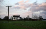 La maison et la ferme de John Stacey sur le site d'une nouvelle ligne de pylônes électriques proposé par National Grid, le 27 janvier 2025 à Witham, dans l'est de l'Angleterre