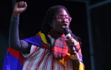 La militante écologiste namibienne Ina-Maria Shikongo s'adresse à la foule de manifestants à Glasgow le 5 novembre 2021