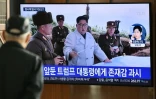 Un homme regarde sur un écran de télévision les images du dirigeant nord-coréen Kim Jong Un, le 9 mars 2020 dans une gare de Séoul, en Corée du Sud
