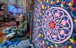 Un artisan égyptien dans sa boutique de "khayamiya", le 18 décembre 2018 au Caire