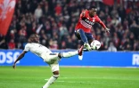 L'attaquant lillois Timothy Weah prend le meilleur sur le Lorientais Yoann Cathline (G), lors d'un match de Ligue 1, le 2 avril 2023 à Villeneuve-d'Ascq