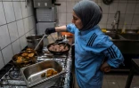 La chef cuisinière syrienne Malakeh Jazmati, devant les fourneaux de son restaurant, prépare des repas gratuits pour les salariés des supermarchés, le 21 avril 2020 à Berlin, en Allemagne
