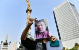 Un journaliste brandit le 16 mai 2017 un portrait de reporter mexicain Javier Valdez, abattu la veille par des hommes armés à Culiacan