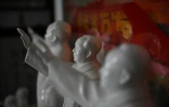 Des statues de Mao Tsé-toung sont exposées dans le salon de Feng Gang, un collectionneur de souvenirs liés au défunt dirgeant communiste, à Baotou, dans la région chinoise de Mongolie intérieure, le 7 septembre 2024