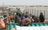 Des réfugiés afghans, expulsés du Pakistan, attendent leur départ pour l'Afghanistan, dans un centre de rétention à Chaman, près de la frontière pakistano-afghane, le 9 avril 2025