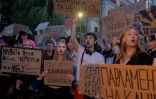 Des manifestants crient des slogans et brandissent des pancartes lors d'une manifestation contre une loi qui supprime l'indépendance des agences de lutte contre la corruption NABU et SAPO, à Kiev, le 24 juillet 2025