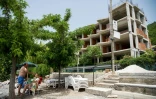 Le chantier de construction d'un hôtel dans une zone non constructible du lac Ohrid, le 22 juin 2021 en Macédoine du Nord