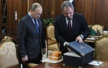 Le président Vladimir Poutine (g) et son ministre de la Défense Sergei Shoigu (d) examinent la boîte noire du bombardier russe ciblé par l'armée turque, le 8 décembre 2015 à Novo-Ogaryavo près de Moscou 