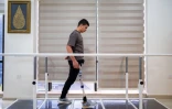 Zuhdi Abou Shanab, un adolescent palestinien de 17 ans qui a perdu sa jambe pendant la guerre à Gaza, s'entraîne à marcher avec une prothèse dans un centre médical où il reçoit des soins, à Amman, le 13 octobre 2026