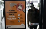 Un panneau "Pénurie d'eau potable à Groix", le 21 juin 2022 sur l'Île de Groix, Morbihan