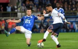 L'attaquant du Paris SG Neymar (d) face au défenseur de Strasbourg Frédéric Guilbert, le 29 avril 2022 à Strasbourg
