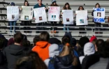Des élèves du lycée Washington-Lee à Arlington (Virginie) portent des affiches avec chacune des 17 personnes tuées à Parkland le 14 février 2018