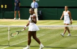 Serena Williams et Barbora Strycova Ă la fin de leur demi-finale Ă Wimbledon, le 11 juillet 2019