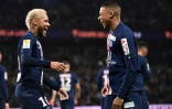 La joie des attaquants Neymar (g) et Kylian Mbappé après un but du PSG contre Saint-Etienne en quarts de la Coupe de la Ligue au Parc des Princes, le 8 janvier 2020
