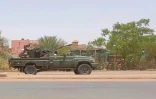 Des paramilitaires des Forces de soutien rapide (RSF) conduisent un véhicule blindé dans le sud de Khartoum, le 25 mai 2023
