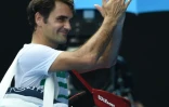 Roger Federer applaudit les spectateurs après sa victoire face au Tchèque Tomas Berdych à l'Open d'Australie, le 26 janvier 2016 à Melbourne