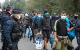 Des migrants évacués d'un campement à Calais le 29 septembre 2020.