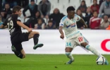 Le milieu de Marseille Georges-Kevin Nkoudou (d) à la lutte avec le Niçois Jérémy Pied, le 8 novembre 2015 au Stade Vélodrome