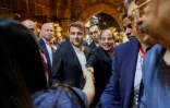 Le président français Emmanuel Macron (gauche) et son homologue égyptien Abdel Fattah al-Sissi au souk du Caire, le 6 avril 2025