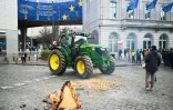 Un tracteur est stationné devant le Parlement européen, le 18 décembre 2025 à Bruxelles
