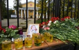 Des bougies et des fleurs posées à l'entrée du campus de l'université de Perm (Russie), le 21 septembre 2021, au lendemain d'une tuerie qui a coûté la vie à six personnes