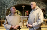 Le père Christophe Gapais (d), nouveau prieur de la communauté de Riaumont, et le père Hervé Tabourin, dans la chapelle du "village d'enfants" de Riaumont, le 7 mars 2025 à Liévin, dans le Pas-de-Calais