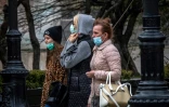 Des femmes masquées dans une rue de Moscou, le 30 avril 2021 en Russie