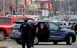 Des policiers devant le parking où a eu lieu une fusillade à Boulder, dans le Colorado, le 22 mars 2021
