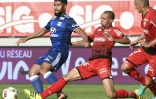Le milieu de Lyon Nabil Fekir (g) à la lutte avec le défenseur de Dijon Fouad Chafik au stade Gaston-Gérard, le 27 août 2016