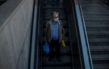 Un homme portant un masque de protection entre dans le métro à Athènes, Grèce, le 24 octobre 2020