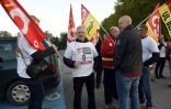 D'ex-salariés de Goodyear manifestent jeudi 4 octobre 2018 à Amiens, avant le début du procès