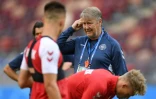 Le sélectionneur du Danemark  Åge Hareide dirige une séance d'entraînement au stade Loujniki, le 25 juin 2018 à Moscou