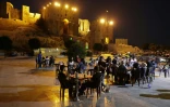 Des Syriens attablés à la terrasse d'un café devant la citadelle d'Alep, le 5 juillet 2017