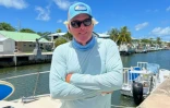 Brian Branigan, 65 ans, capitaine d'un bateau de tourisme qui vit et travaille dans les Keys de Floride depuis 15 ans pose le long des canaux de Summerland Key, le 27 juillet 2023