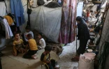 Nihaya Al-Masri (D), une Palestinienne déplacée qui vit avec ses huit enfants sous une tente à Khan Younès, dans le sud du territoire palestinien, le 6 octobre 2026 
