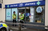 Des policiers en faction le 4 juillet 2018 devant une pharmacie d'Amesbury, ville du sud de l'Angleterre où a été retrouvé inconscient un couple victime d'une exposition  présumée à une "susbstance inconnue"
