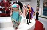Un kimono du styliste japonais Tamao Shigemune est exposé le 26 février 2020 au Victoria and Albert Museum à Londres dans le cadre de l'exposition "Kimono: de Kyoto aux podiums"