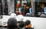 Des manifestants dans un bus après avoir été arrêtés par la police alors qu'ils tentaient de se rendre place Taksim, à Istanbul, lors d'un rassemblement à l'occasion de la Journée internationale des travailleurs, le 1er mai 2025