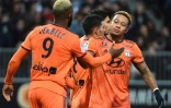 L'attaquant de Lyon Memphis Depay (d) félicité par son coéquipier Moussa Dembélé après son but à Angers, le 27 octobre 2018