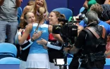 Kristina Mladenovic félicitée après sa victoire sur l'Australienne Ashleigh Barty en finale de la Fed Cup, à Perth, le 10 novembre 2019