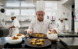 Des cuisiniers préparent des plats au restaurant "La Pyramide" à Vienne, le 20 mars 2025 en Isère