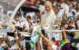 Le pape Léon XIV salue la foule depuis la papamobile à son arrivée pour célébrer la messe à Douala, au Cameroun, le 17 avril 2026