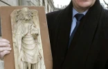 Christian Deydier, alors président du Syndicat national des antiquaires, tient une des statues retrouvées, le 2 mars 2006 à Bordeaux