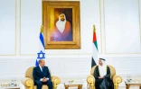 Le ministre des Affaires étrangères des Emirats, Abdallah ben Zayed (d) et le Premier ministre israélien Naftali Bennett, le 12 décembre 2021 à Abou Dhabi