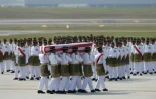 Des soldats portent le cercueil d'une victime du crash du vol MH17 en Ukraine, le 22 août 2014 à Kuala Lumpur