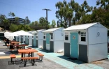 Des micro-maisons en plastique construites pour héberger les sans-abris de Los Angeles, au sein d'une structure gérée par l'association Hope The Mission, le 1er juin 2026