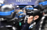 Des unités anti-émeutes de la police française sont postées près du Parc des Princes, à Paris le 11 décembre 2019
