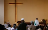 Des fidèles musulmans lors d'une prière en hommage au père Jacques Hamel dans une église de Saint-Etienne-du-Rouvray le 30 juillet 2016