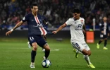 L'attaquant argentin du PSG Angel Di Maria (g) face au milieu lyonnais Houssem Aouar, le 22 septembre 2019 à Décines-Charpieu 